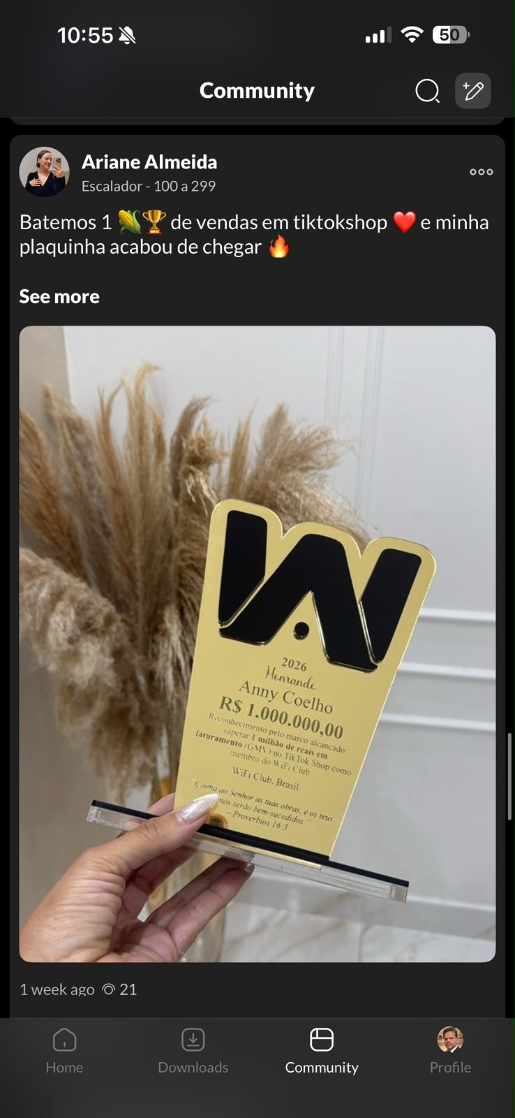 Post da comunidade: Ariane Almeida com a placa dourada do WiFi Club de R$ 1.000.000 em vendas no TikTok Shop